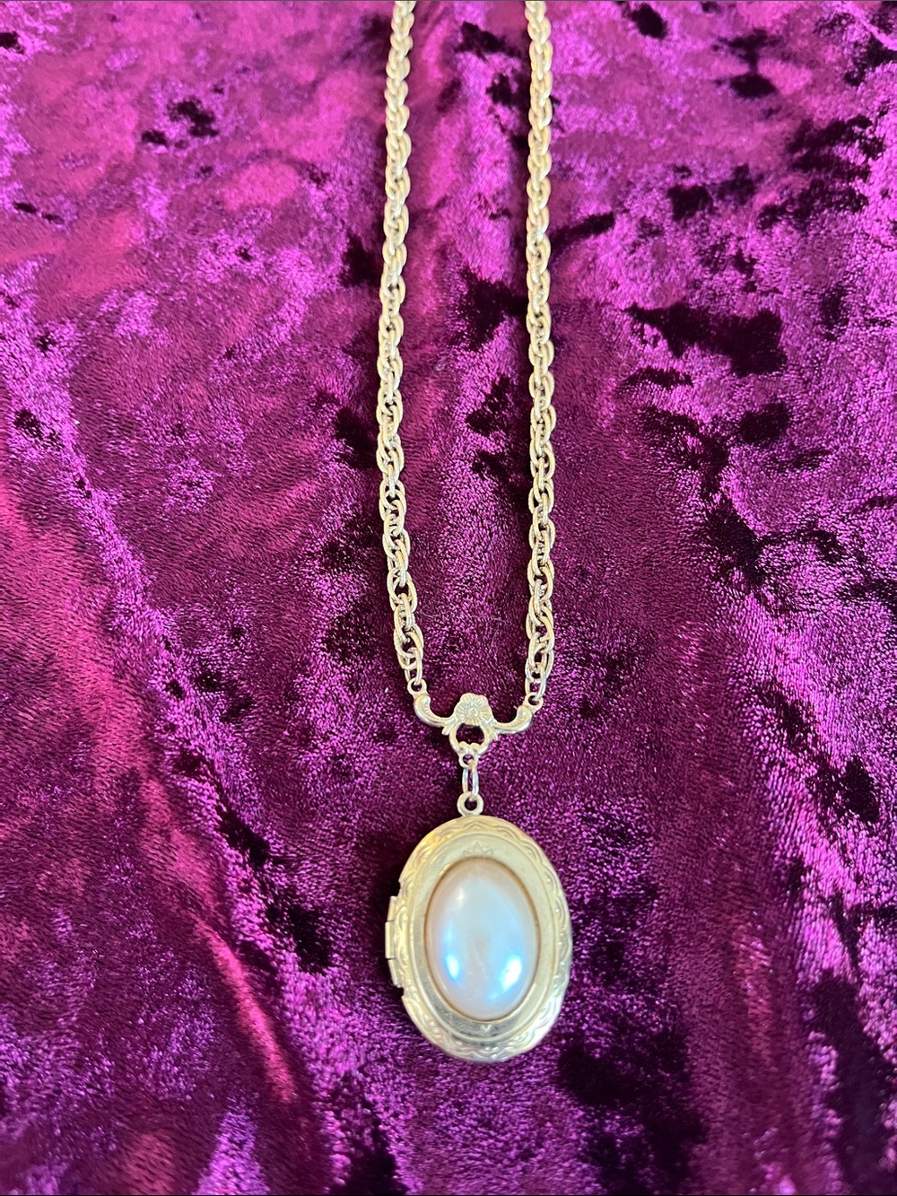Vintage 1928 Style Gold Tone Oval Faux Pearl Cabochon Locket Necklace 28"